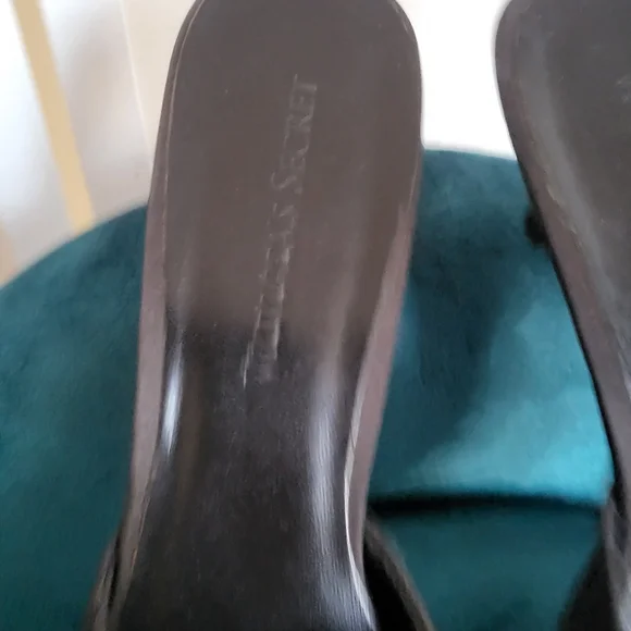 Vintage Victoria's Secret Black Satin Slippers Heels 10 - Picture 3 of 8